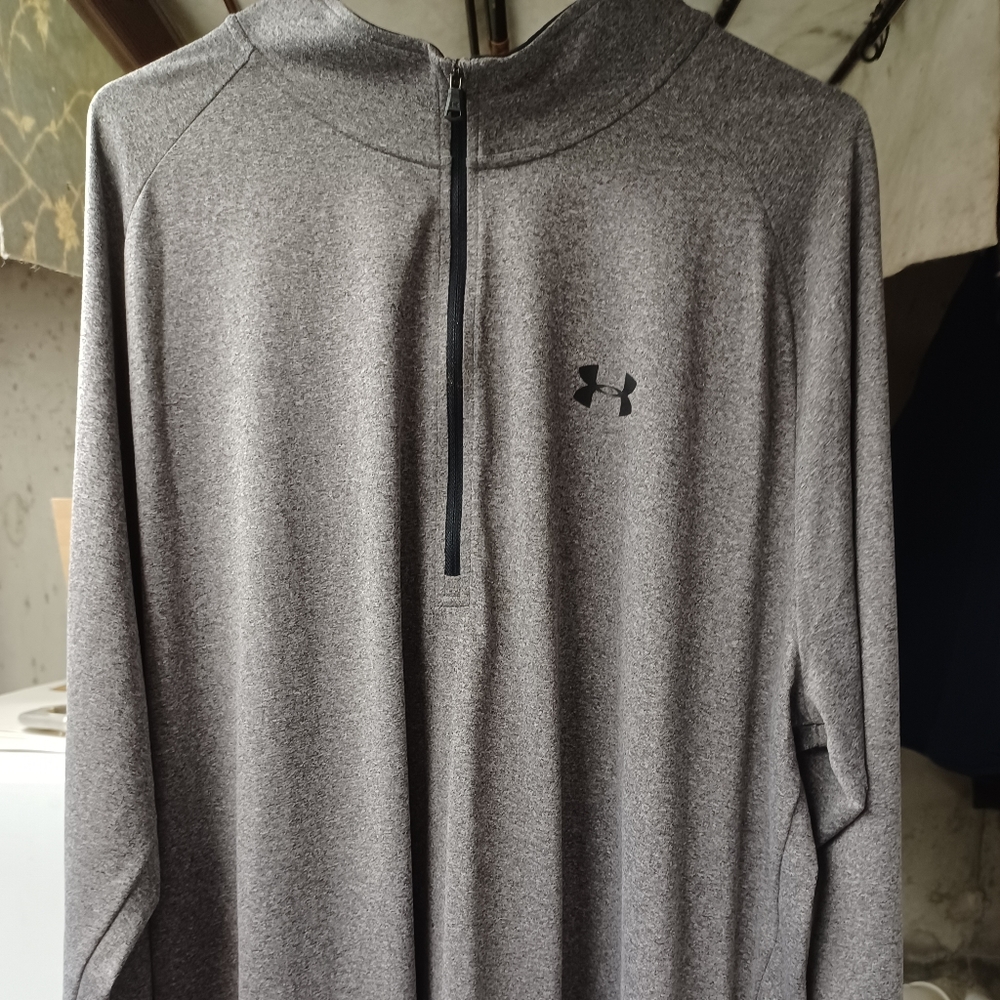 Under Armour light weight performance zip up pullover